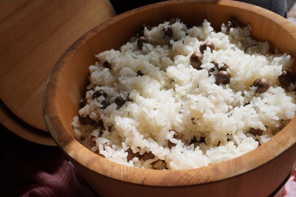 近所のおばあちゃんの差し入れ、むかごご飯。